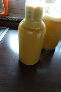 Frisch gepresster Apfelsaft in der Flasche