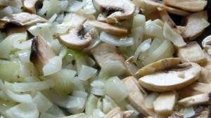 Champignons und Zwiebeln dünsten